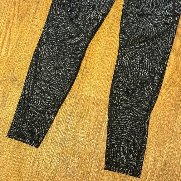 Athleta Salutation Stash Pocket Rainwater Tight Black and White Size Medium - Picture 11 of 13